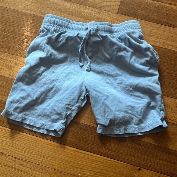 H&M boys blue light cotton shorts 6X fit is 5T maybe 4T. - Picture 1 of 3